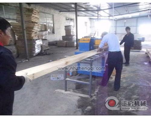 江蘇盱眙4米長(zhǎng)松木方木15CM機(jī)現(xiàn)場(chǎng)加工